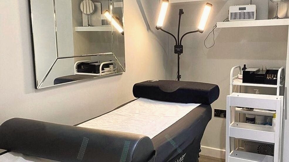 Lash treatment bed